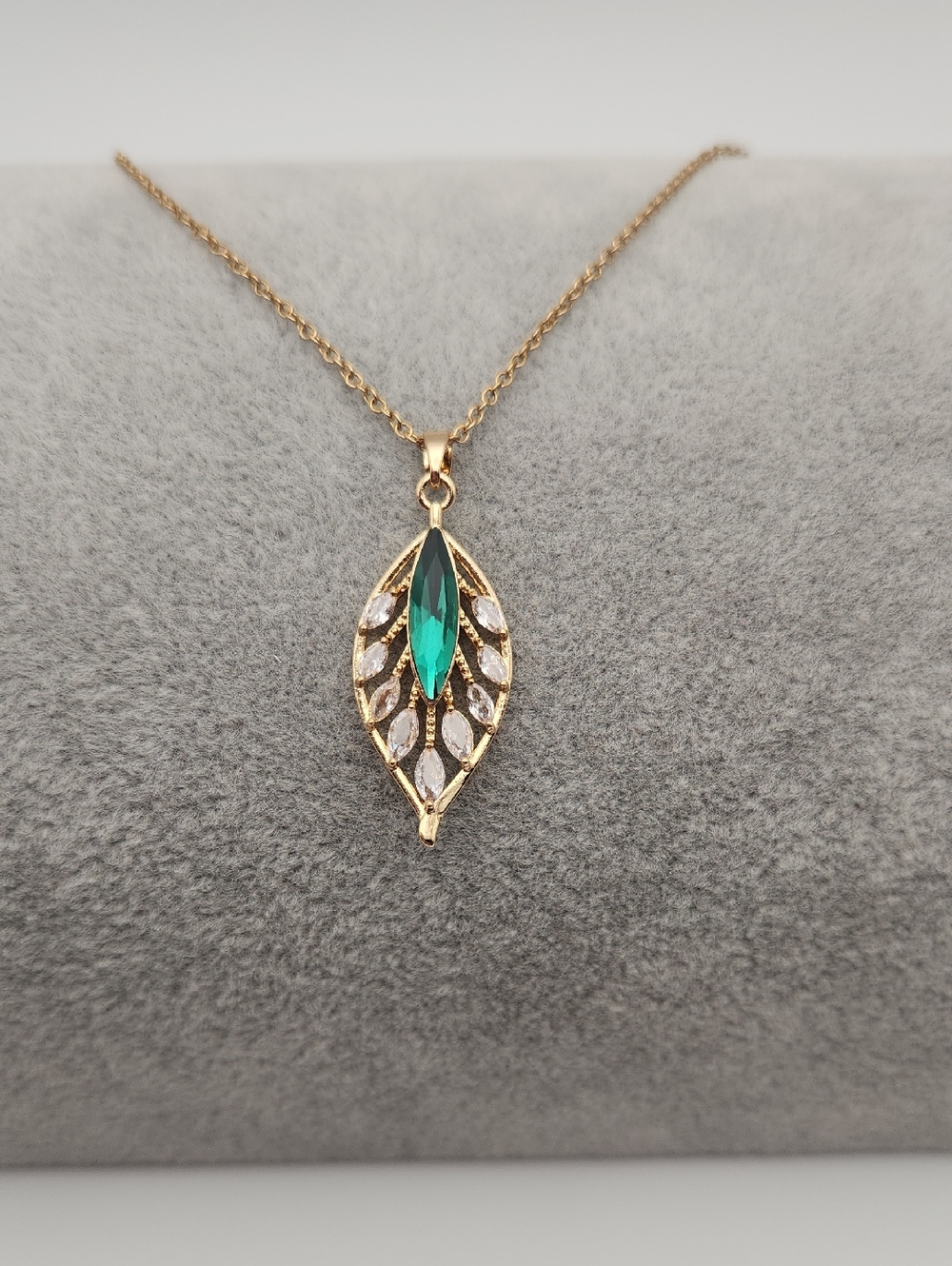 18k Gold Plated Emerald Colored Leaf Pendant Necklace Jewelry